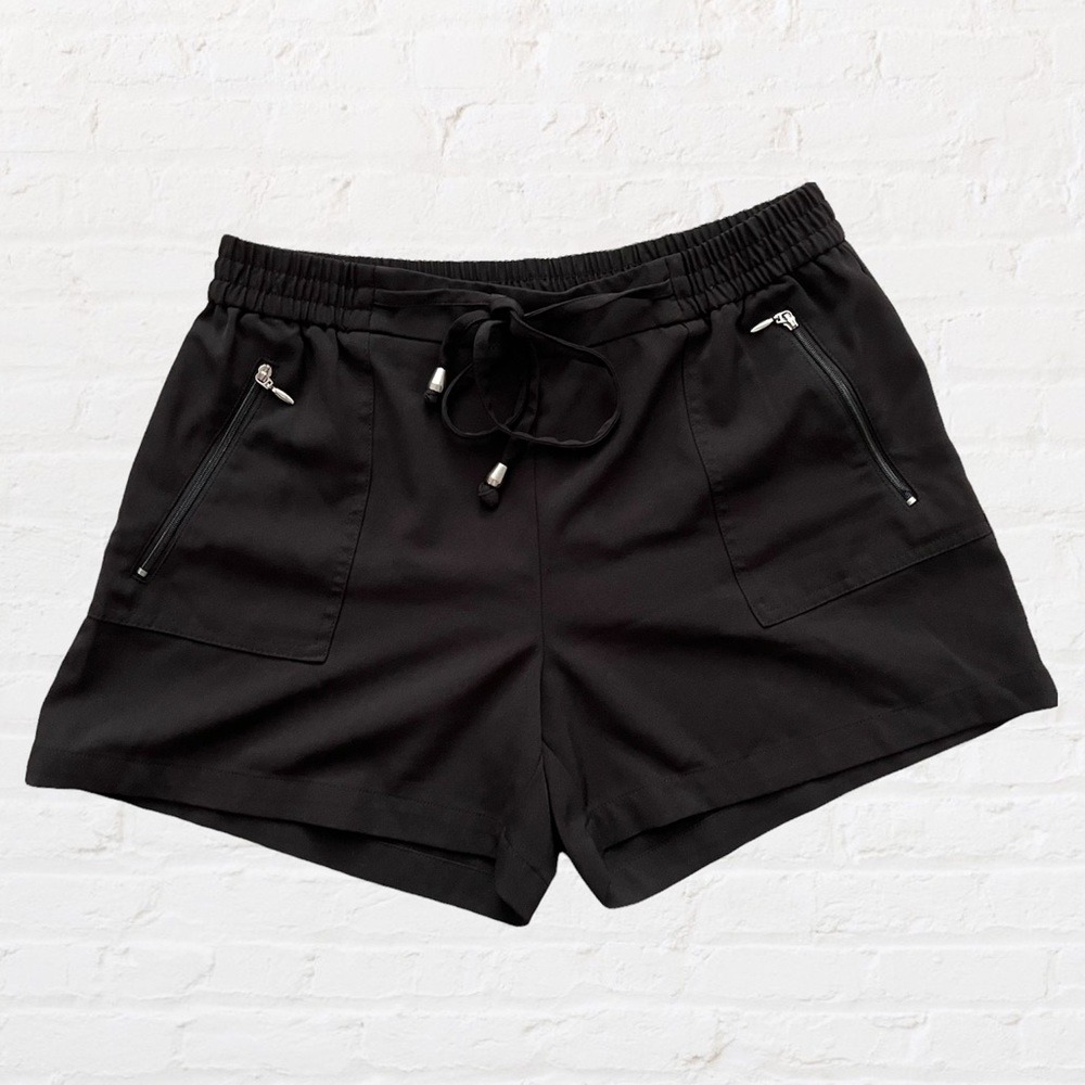 🛍🏙3️⃣ for $1️⃣5️⃣ New York & Company black elastic waist shorts